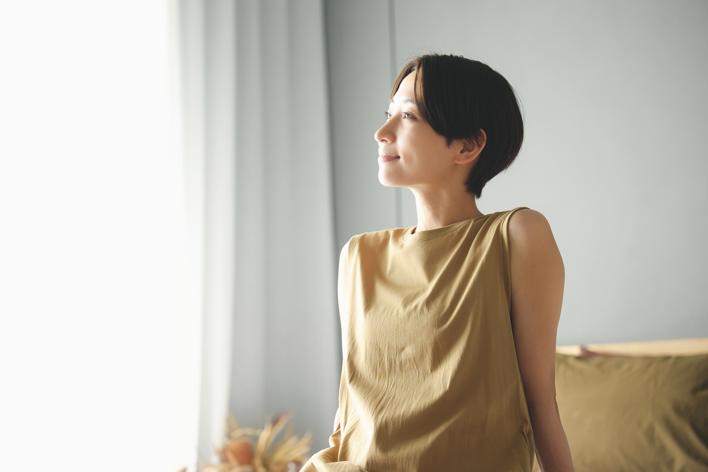 首をのばせば、心も肌もゆるむ。たるみ解消首のストレッチ