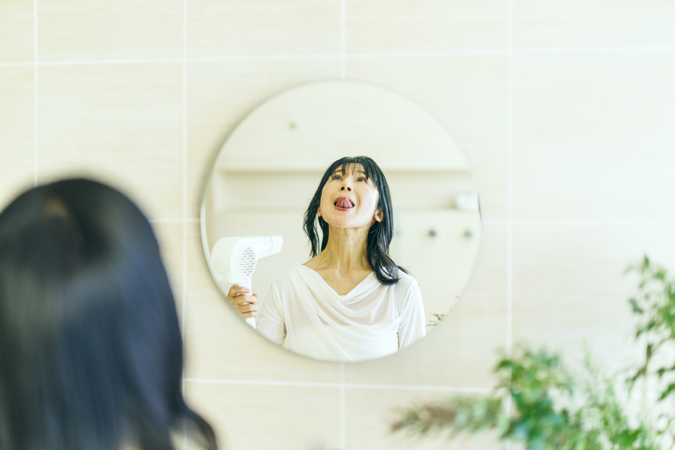 ドライヤー中の“ながら”顔ヨガで、口角キュッ